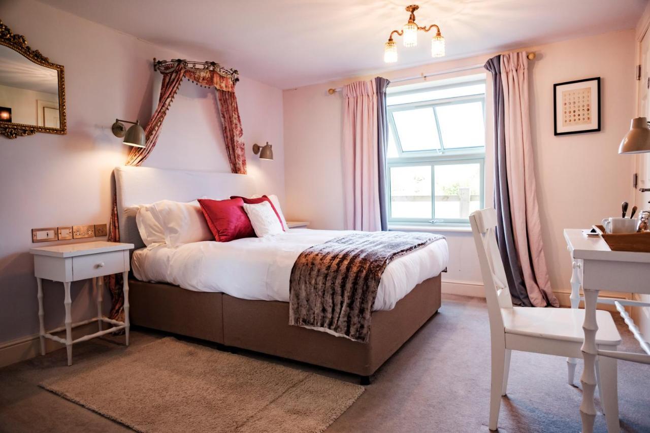 The Bower Inn Bridgwater Eksteriør billede A bedroom at The Old Vicarage Hotel