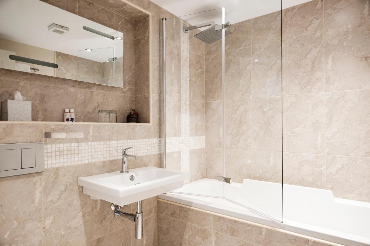 The Bower Inn Bridgwater Eksteriør billede Bathroom with shower screen