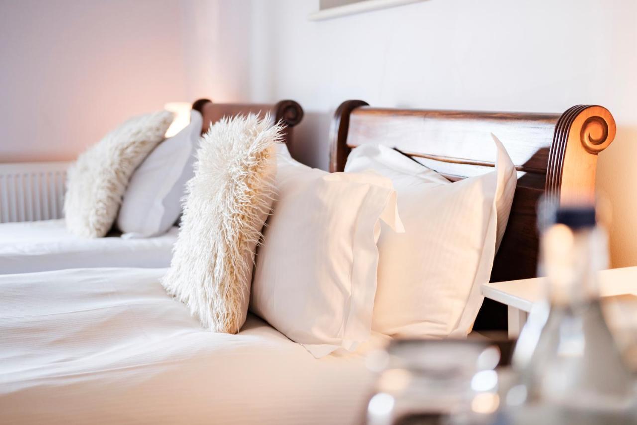 The Bower Inn Bridgwater Eksteriør billede A bed with pillows