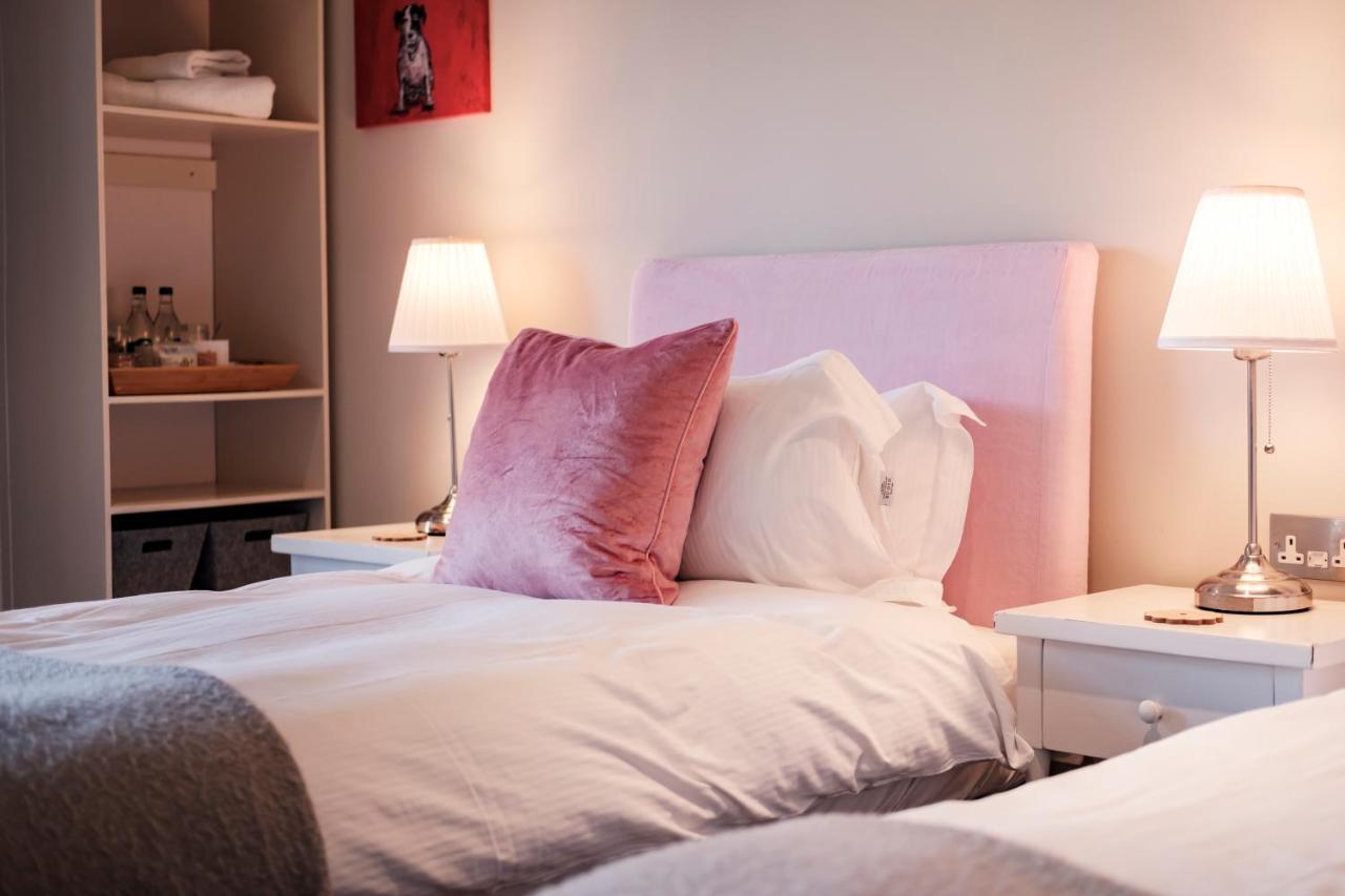 The Bower Inn Bridgwater Eksteriør billede A bed with a headboard