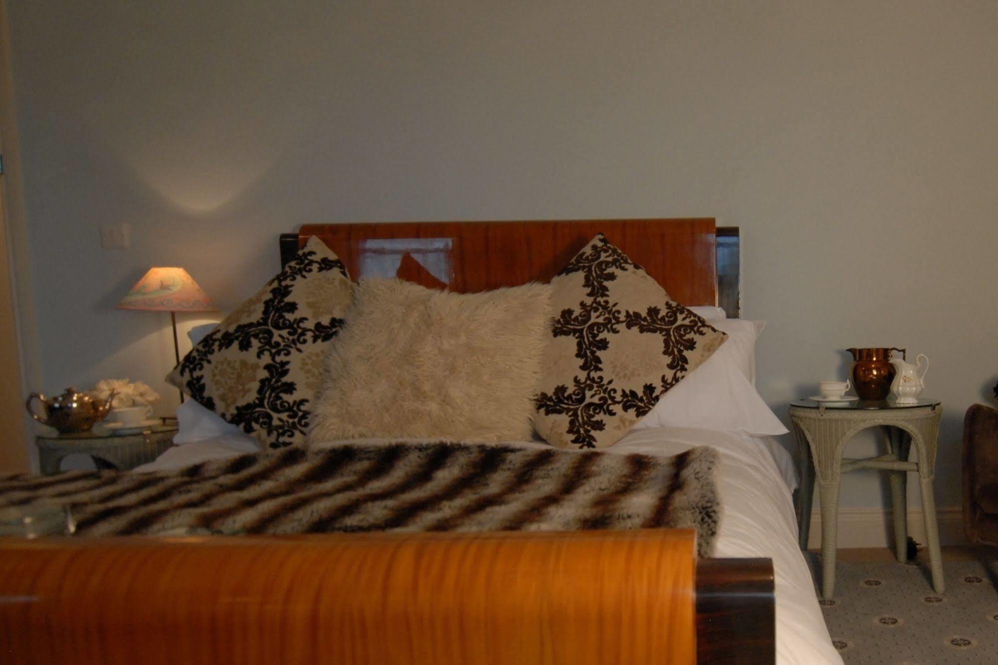 The Bower Inn Bridgwater Eksteriør billede A bed with a mink throw